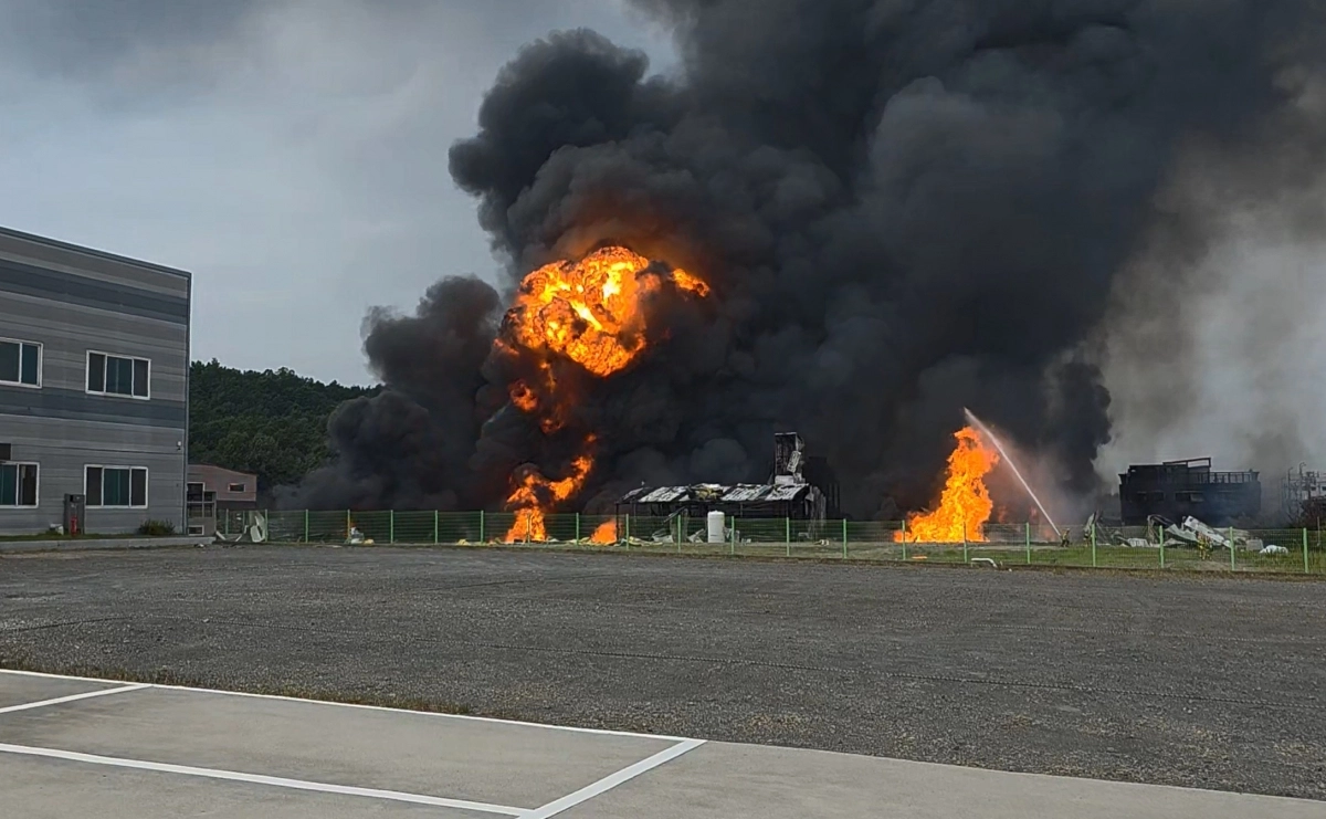 3일 화재가 발생한 경북 영천시 금호읍 구암리 채신공단 내 한 화장품 원료 제조 공장에서 불길과 함께 검은연기가 치솟고 있다. 2025.8.3 경북도소방본부 제공