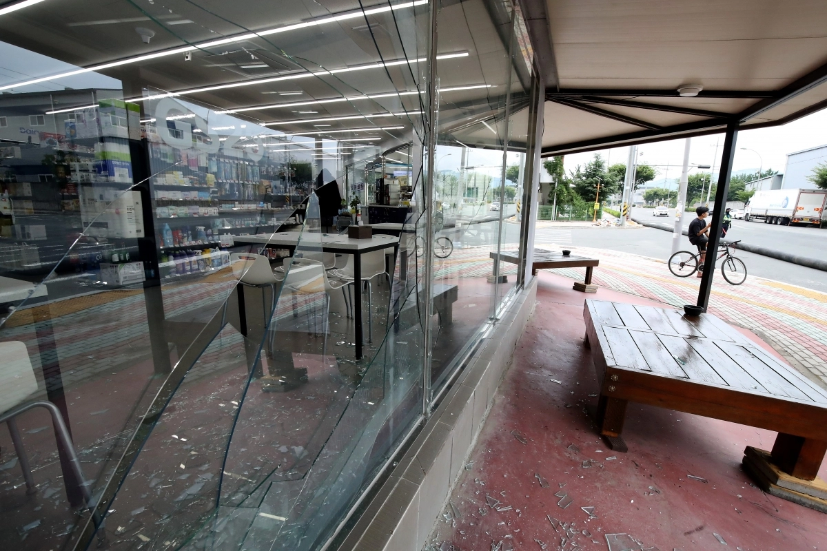 3일 오후 경북 영천시 금호읍 구암리 채신공단에 있는 한 화학물질 취급 공장에서 불이 나 공장 내부 폭발로 수백 미터 떨어진 편의점 유리창이 깨져 있다. 2025.8.3 뉴스1