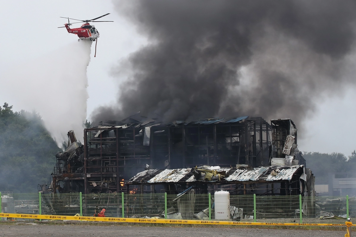 3일 오후 경북 영천시 금호읍 구암리 채신공단에 있는 한 화학물질 취급 공장에서 불이 나 소방 당국이 헬기를 동원에 진화하고 있다. 2025.8.3 뉴스1
