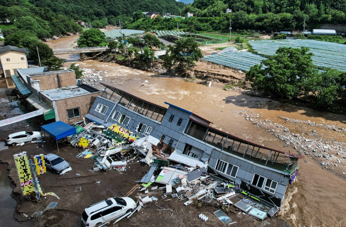 지난달 20일 경기 가평 한 편의점 건물이 폭우에 휩쓸려 붕괴돼 있다. 이날 가평 일대에서는 밤사이 내린 폭우로 산사태와 범람 등이 발생해 2명이 사망하고 2명이 실종되는 등 각종 인명 피해가 속출했다. 이날 가평의 누적 강수량은 오전 9시 30분 기준 197.5mm였다.  2025.7.20 이지훈 기자