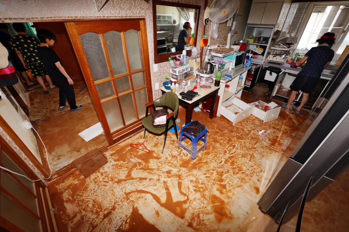 지난달 20일 오전 전남 나주시 한 주택에서 주민들이 수해 복구 작업을 하고 있다. 나주에는 지난 17일부터 사흘 동안 410㎜의 폭우가 쏟아져 곳곳이 침수됐다. 2025.7.20. 연합뉴스