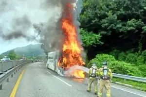 달리던 관광버스에 불… 탑승객 38명 긴급대피