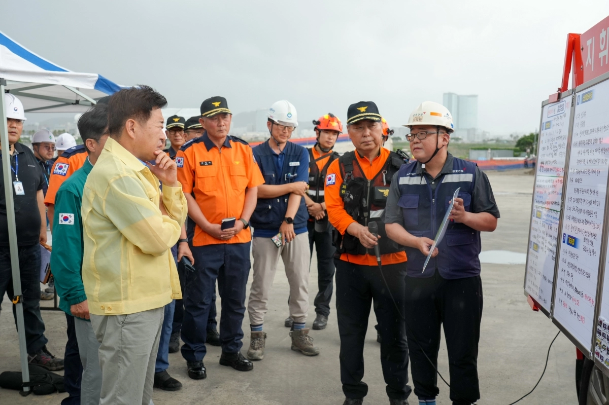 오영훈 제주지사가 3일 오후 제주공공하수처리시설 현대화사업 가스누출 사고 현장을 긴급 방문해 사고 원인 브리핑을 듣고 있다. 제주도 제공