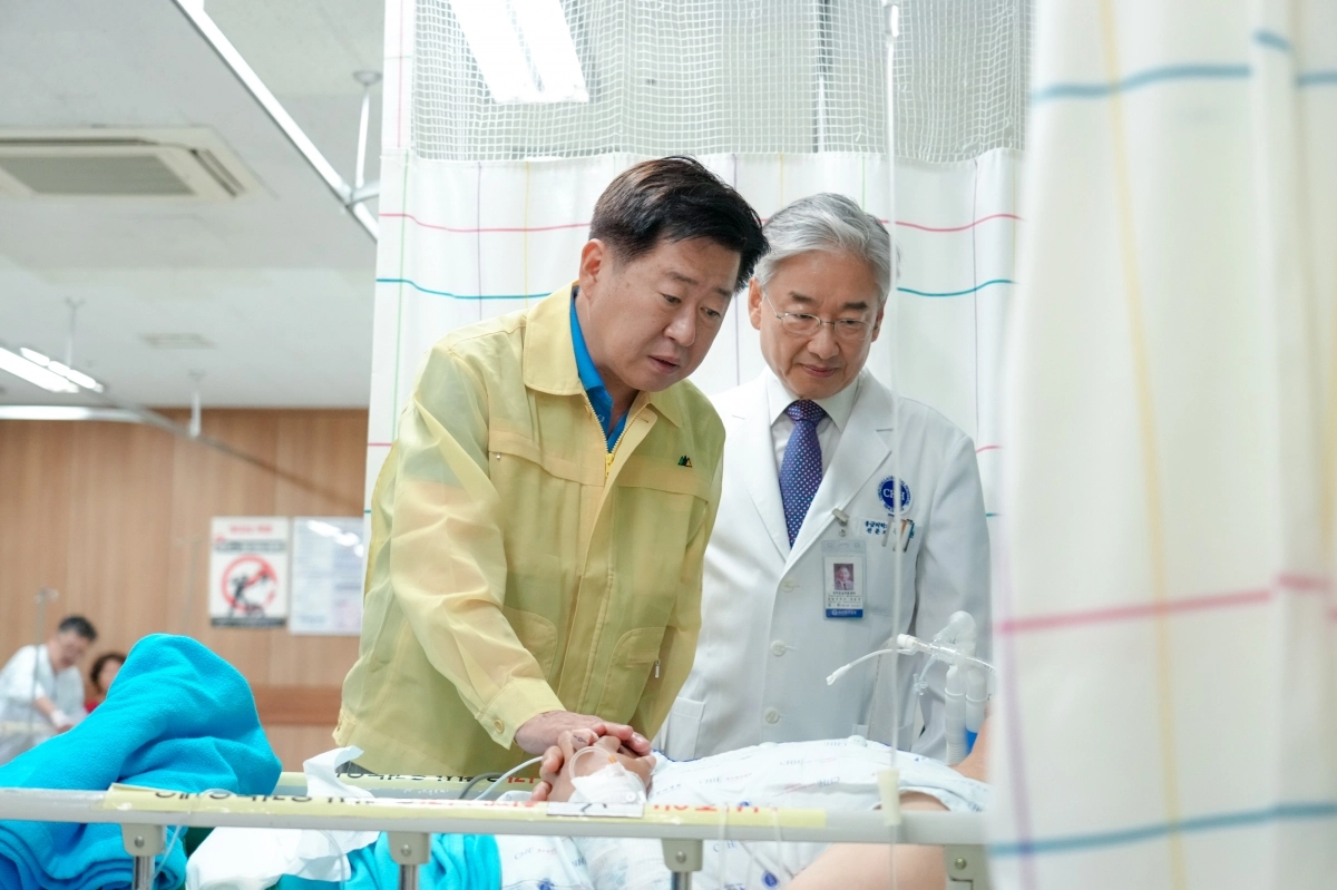 오영훈 지사가 한라병원으로 이송된 부상자를 찾아가 위로하며 쾌유를 빌고 있다. 제주도 제공