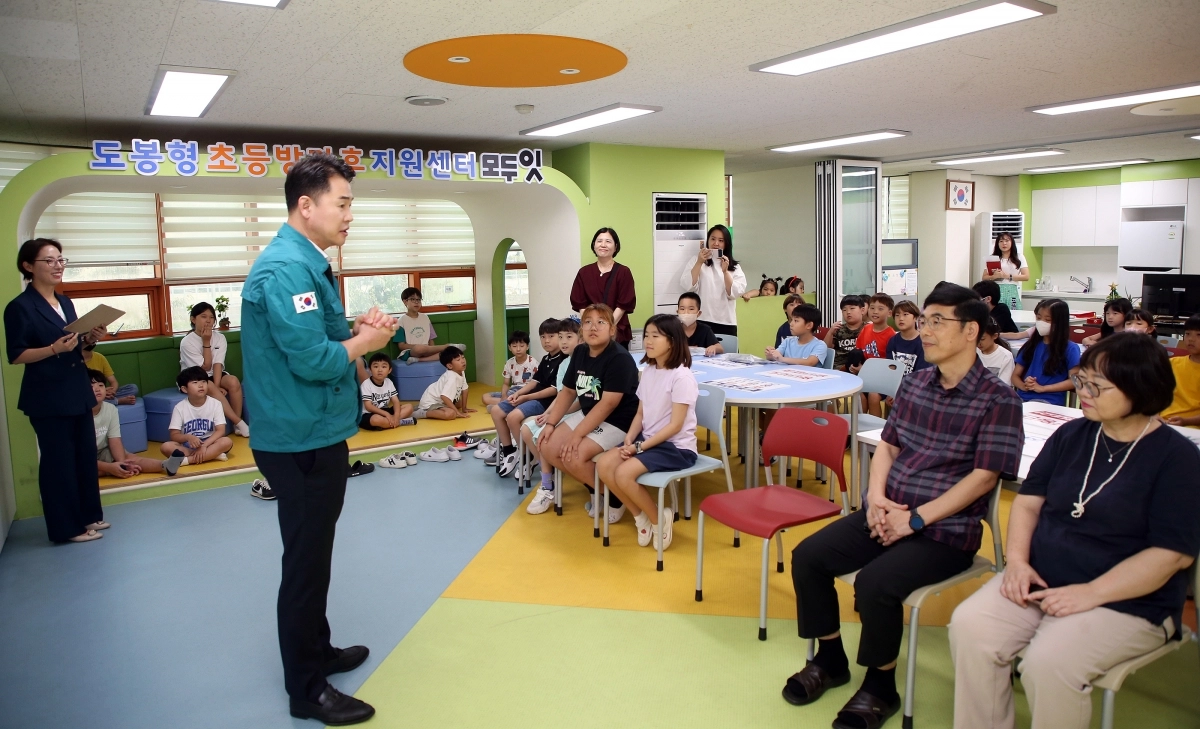 오언석 도봉구청장이 ‘모두잇’이 운영 중인 누원초등학교를 방문해 학생, 학교 관계자들과 대화를 나누고 있다. 도봉구 제공