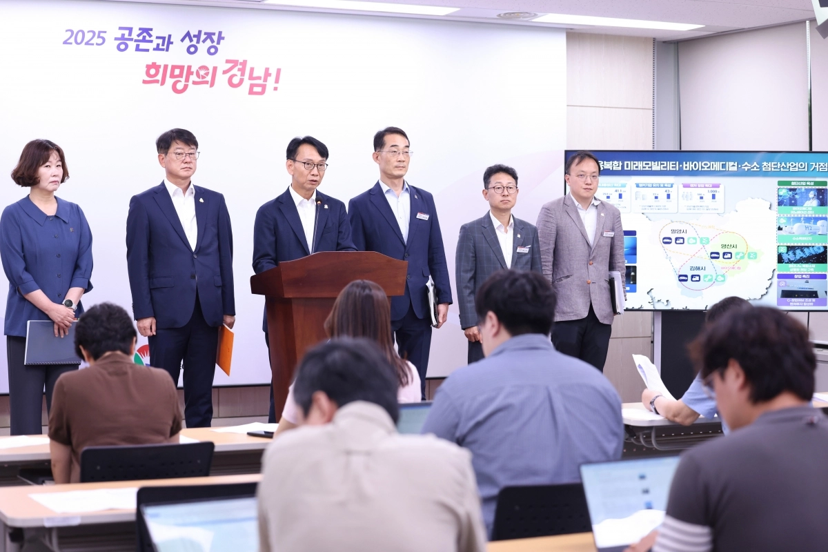 경남도가 4일 도청 프레스센터에서 동부경남 첨단산업 육성 전략을 발표하고 있다. 2025.8.4. 경남도 제공