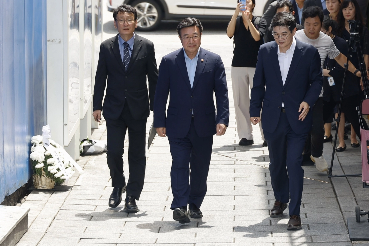 윤호중 행정안전부 장관이 4일 서울 용산구 이태원 참사 골목 ‘10.29 기억과 안전의길’을 둘러보고 있다. 연합뉴스