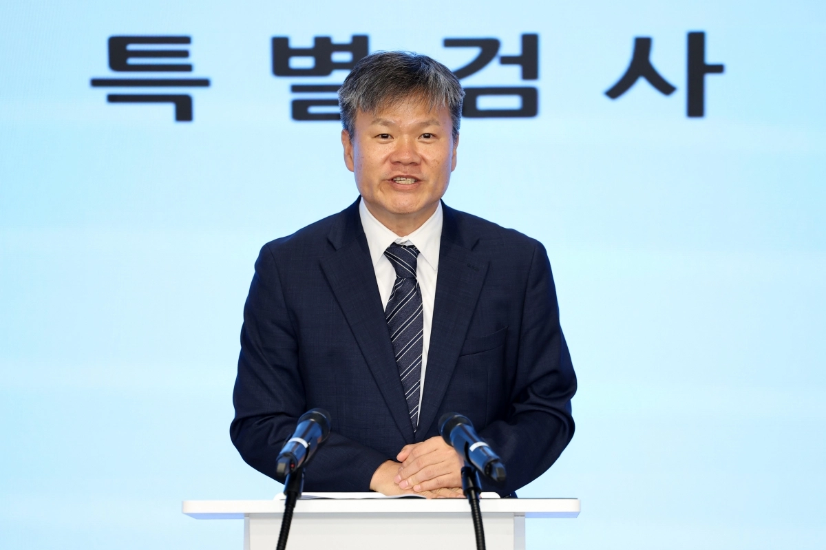 답변하는 문홍주 특검보