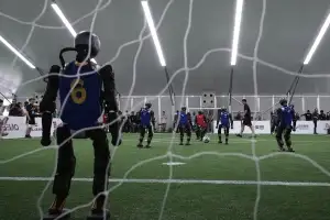 中 휴머노이드 로봇, 이번엔 축구로 붙었다