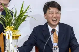 [포토] ‘이 대통령 축하난 받은’ 이준석 대표