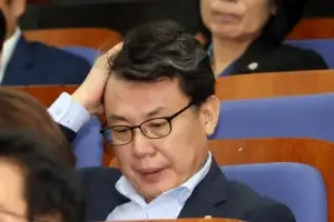 [포토] ‘의총 참석한’ 진성준 전 정책위의장
