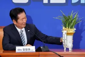 [포토] 대통령 축하 난 보는 정청래 신임 대표