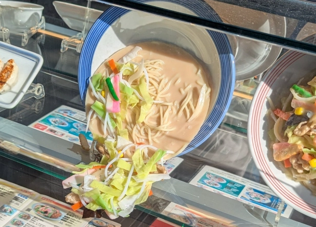 전 세계가 폭염으로 몸살을 앓고 있는 가운데, 일본에서도 최고 기온 40도가 넘는 기록적인 폭염이 이어지며 음식점에 진열해둔 음식 모형이 녹아내리는 일도 발생한 것으로 전해졌다. 엑스(X·옛 트위터) 캡처