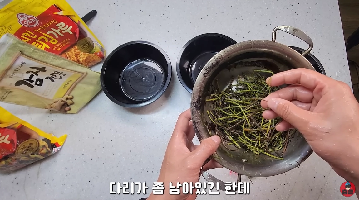 유튜버 이충근이 다리를 제거한 대벌레 몸통을 주재료로 한 대벌레 깻잎튀김을 만들고 있다. 유튜브 채널 ‘이충근’ 캡처