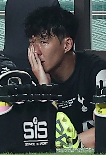 눈물 흘리는 손흥민