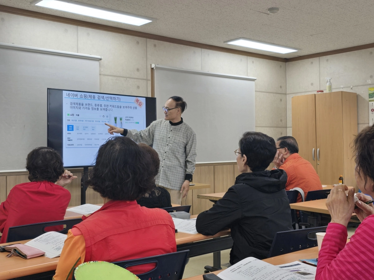 서울 강서구가 디지털 취약계층을 위한 맞춤형 교육 ‘스마트한 교실’을 운영한다. 사진은 온라인 쇼핑을 강의하는 모습.