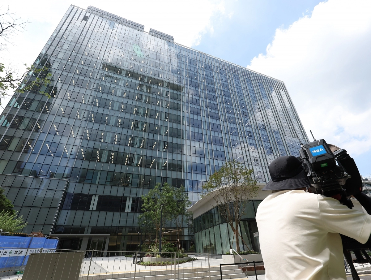 김건희 여사의 특검 출석을 하루 앞둔 5일 특검 사무실이 마련된 서울 종로구 광화문kt 웨스트 빌딩 앞에 취재진이 대기하고 있다. 연합뉴스