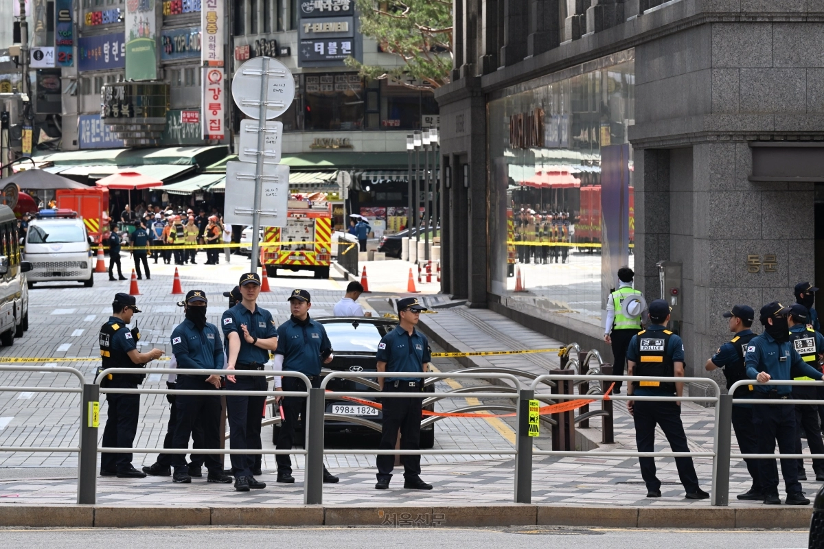 5일 오후 서울 신세계백화점 본점을 군과 경찰이 출입을 통제하고 조사하고 있다. 한 인터넷 커뮤니티에 해당 백화점 내부에 폭발물을 설치했다는 협박글이 올라와 경찰특공대, 군 등이 현장에 출동해 조사 중에 있다. 홍윤기 기자