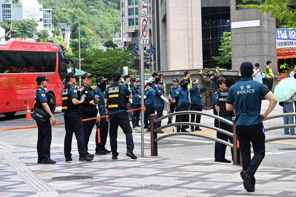 5일 서울 중구 명동 신세계백화점 본점에 폭발물을 설치했다는 협박 글이 인터넷 커뮤니티에 올라와 출동한 경찰이 주변을 통제하고 있다. 홍윤기 기자