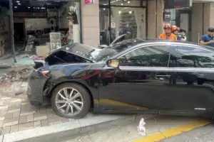 [속보] 80대 운전 차량, 상가로 돌진…“우회전하다가 갑자기”
