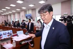‘주식 차명거래 의혹’ 이춘석 민주당 탈당 “법사위원장도 사임”