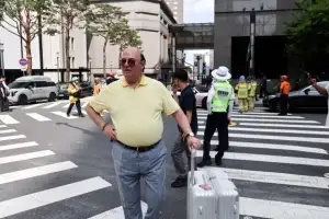 [포토] 명동 신세계백화점 폭파 협박글에 대피