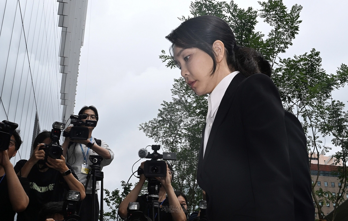 윤석열 전 대통령 부인 김건희 여사가 6일 서울 종로구 민중기 특별검사팀(김건희 특검) 사무실에 자본시장법 위반 등 혐의 피의자 신분으로 출석하고 있다. 2025.8.6 오장환 기자