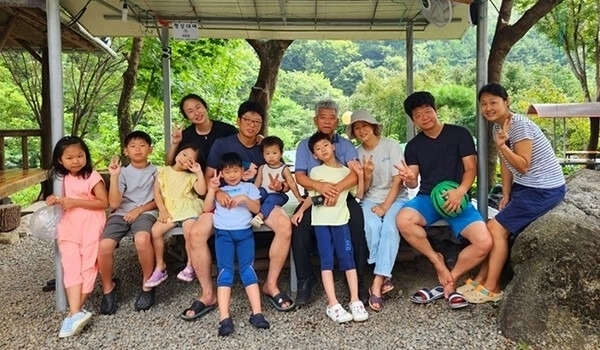 전유근·변상옥씨 가족이 거제시에 백미 2톤을 기탁했다. 거제시 제공