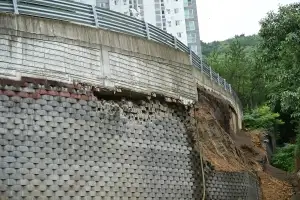 거제 아파트 옹벽 일부 무너져…붕괴 우려는 없어