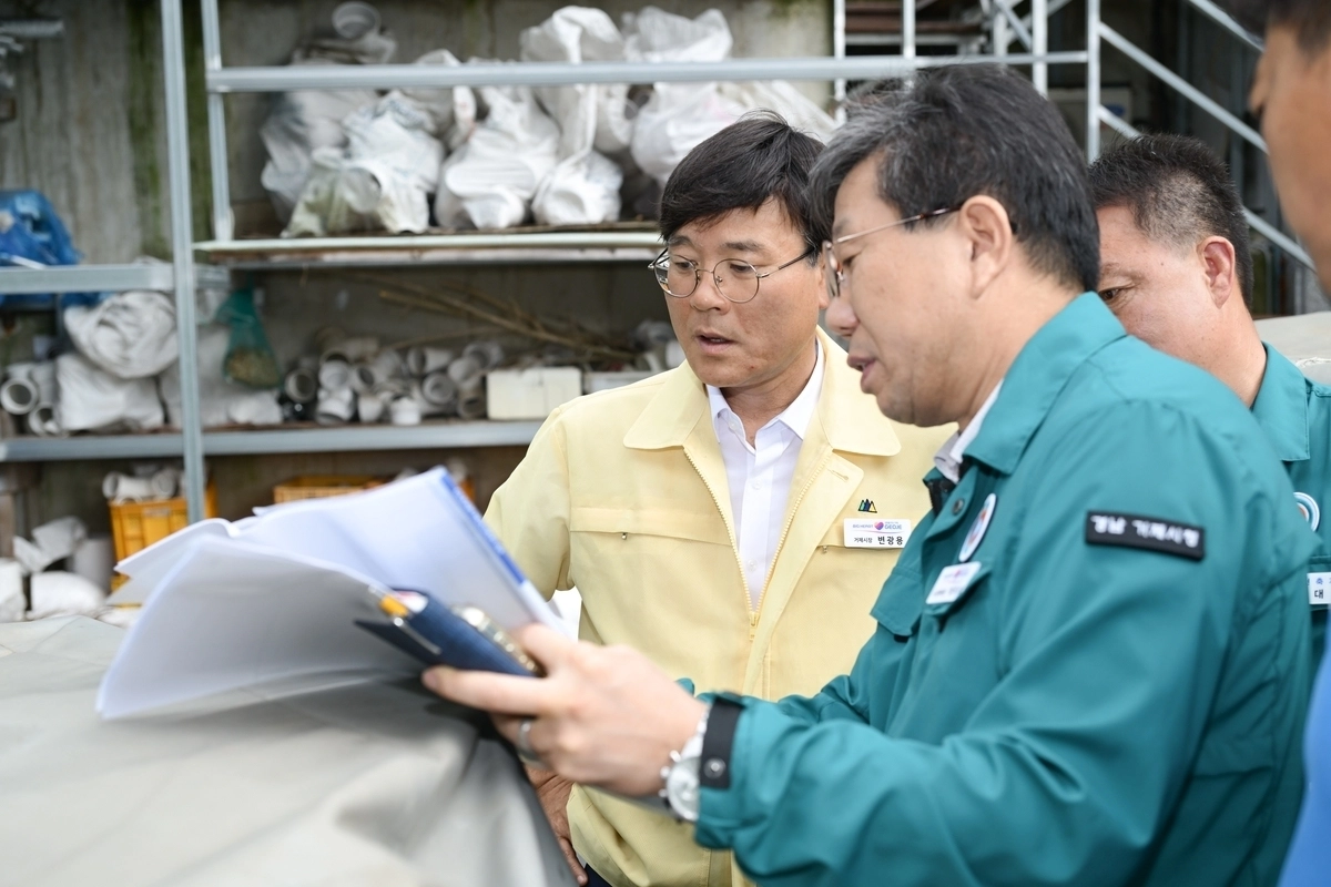 변광용(왼쪽) 거제시장이 현장을 찾아 점검하고 있다. 2025.8.6. 거제시 제공