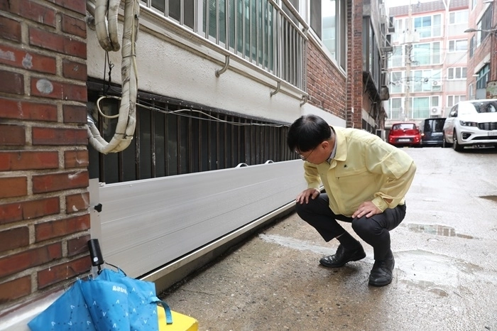 안형준 통계청 차장이 6일(수) 작년에 폭우 피해를 입은 서울 금천구 통계조사 대상처를 방문해 현장 점검을 실시하고 있다. (사진=통계청 제공)