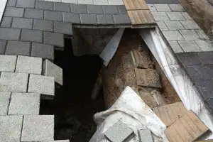 충주에서 깊이 2.5m 땅꺼짐...길가던 20대 여성 다쳐