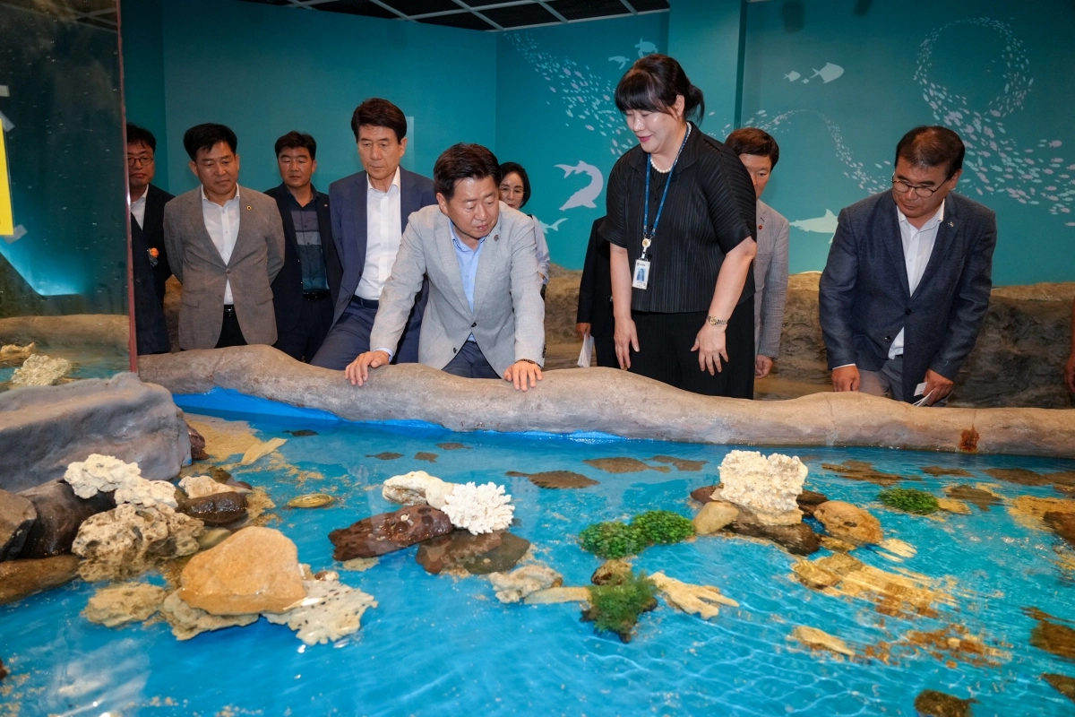 오영훈 제주지사가 6일 포항구룡포과메기문화관 1층 전시관에서 개막한 제주해녀 특별전시를 둘러보고 있다. 제주도 제공