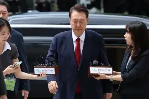 尹측 “체포 시도는 망신주기…文도 소환 거부했다” 반발