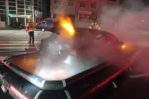 인천에서 가로등 들이받은 테슬라 불…운전자 음주운전 혐의 입건