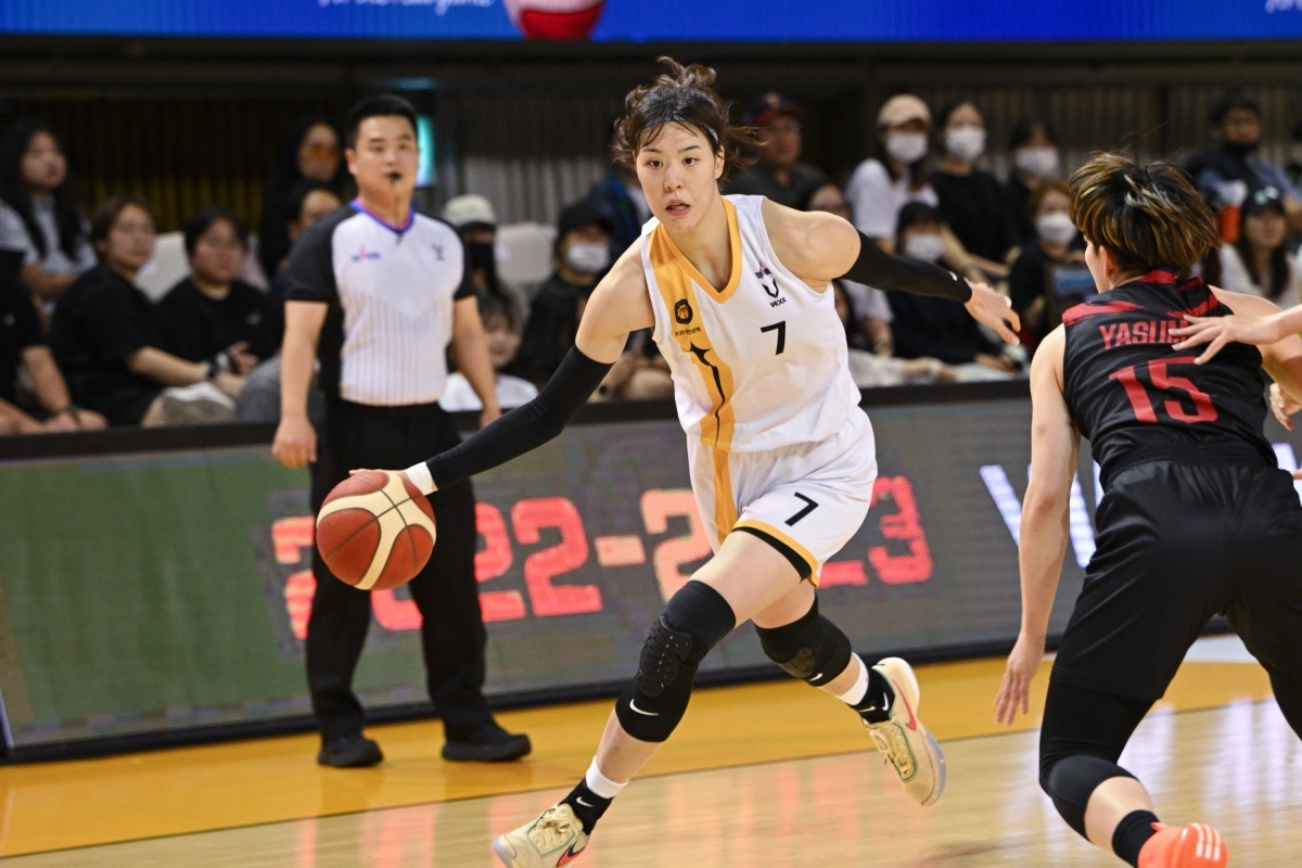 청주 KB 박지수가 2023년 9월 청주체육관에서 열린 2023 박신자컵에서 도요타 안텔롭스를 상대로 드리블하고 있다. WKBL 제공