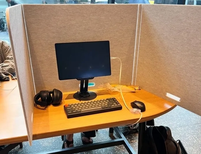 소셜미디어(SNS)에 올라온 스타벅스 공용 테이블에 개인용 칸막이와 모니터 등을 설치한 사진. X 캡처