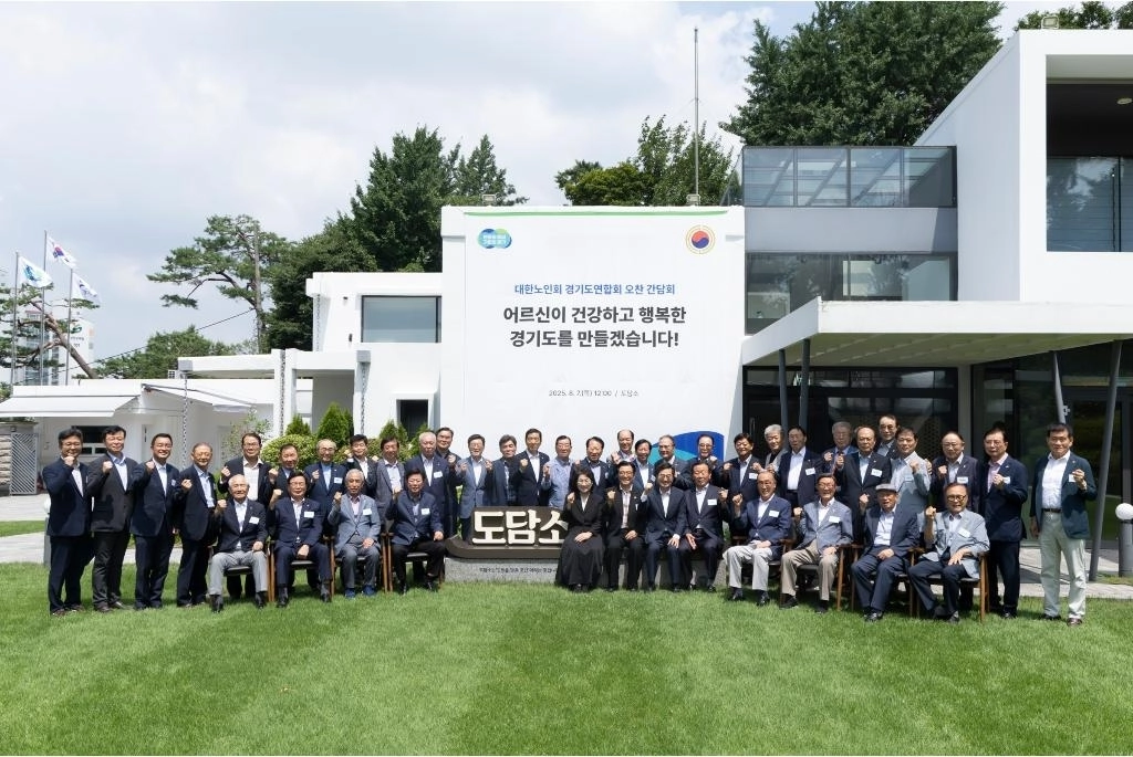 7일 오후 도담소에서 김동연 경기도지사와 대한노인회 경기도연합회 회원들이 기념 촬영을 하고 있다. (경기도 제공)