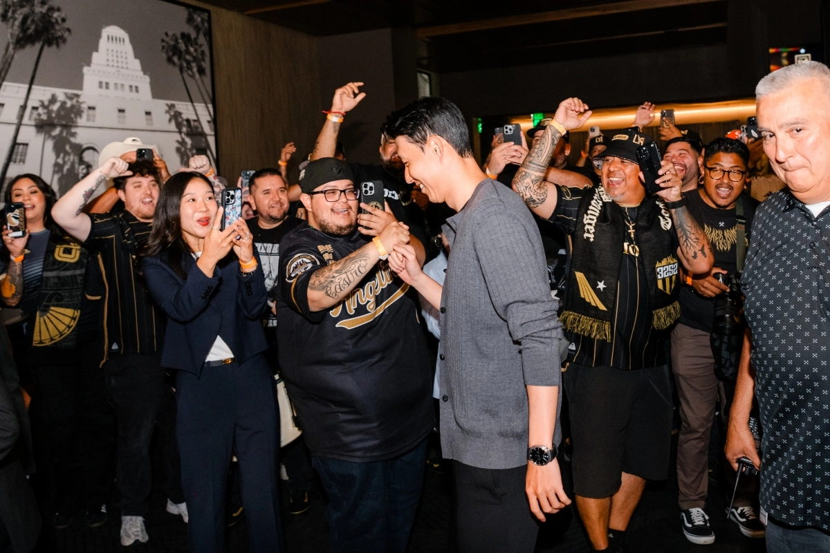 미국 로스앤젤레스FC로 이적한 손흥민이 6일(현지시간) 미국 로스앤젤레스 BMO 스타디움에서 팬들에게 인사하고 있다. 2025.8.7 연합뉴스