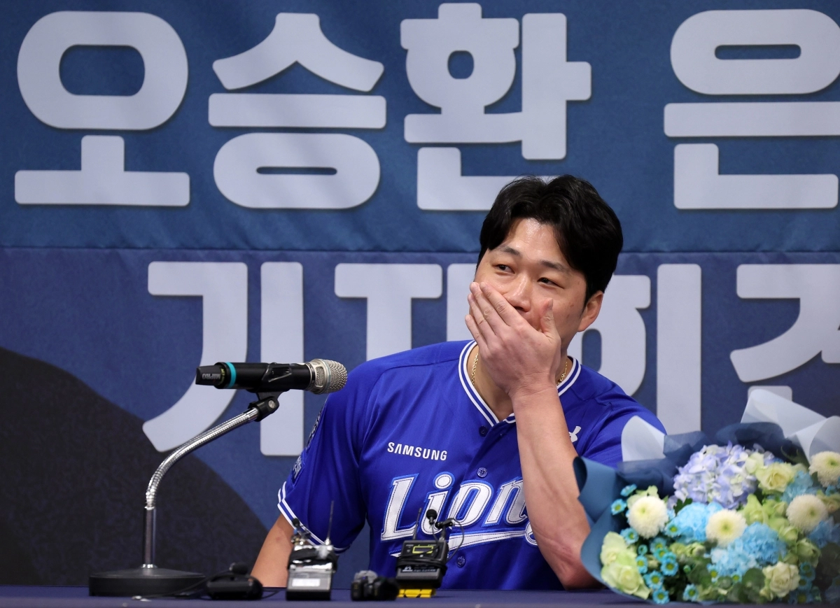 삼성 라이온즈 오승환이 7일 인천 송도 오라카이호텔에서 열린 은퇴 기자회견에서 지난 3월 세상을 떠난 어머니를 떠올리며 눈시울을 붉히고 있다. 뉴시스