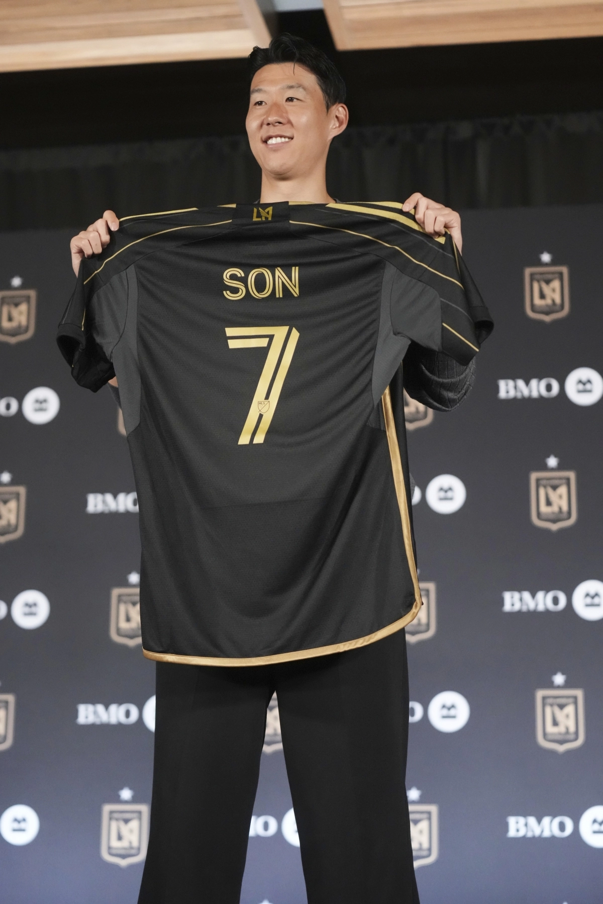 손흥민이 미국 프로축구 로스앤젤레스FC(LAFC) 입단을 공식 선언하며 새로운 도전에 나섰다. 손흥민이 7일(한국시간) BMO 스타디움에서 열린 기자회견에서 등번호 7번을 새긴 유니폼을 들어 보이고 있다. 로스앤젤레스 AP 연합뉴스