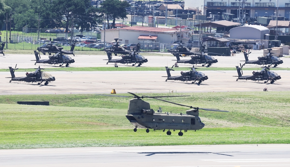 한미 군 당국이 오는 18~28일 유사시 한반도 방어를 위한 정례 연합훈련인 ‘을지 자유의 방패’(UFS) 연습을 실시한다고 7일 밝힌 가운데 경기 평택시 캠프 험프리스에서 CH-47 치누크 헬기가 이동하고 있다. 연합뉴스