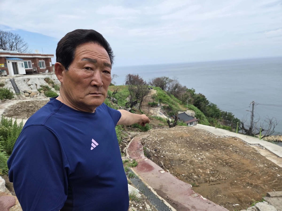 지난달 22일 경북 영덕군 영덕읍 석리에서 만난 윤영곤 석리 청년회장이 산불 피해를 입은 ‘따개비 마을’ 복구 현장을 가리키고 있다. 영덕 김형엽 기자