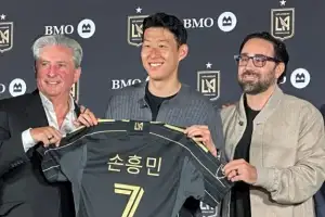 [포토] LAFC 유니폼 보여주는 손흥민