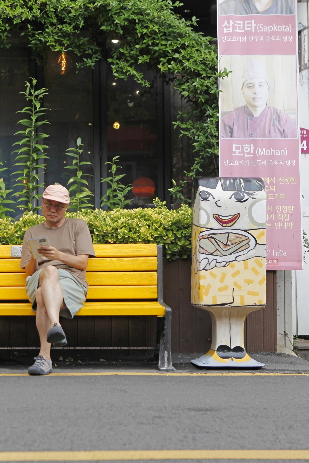 우체통거리 벤치에서 쉬고 있는 여행자.