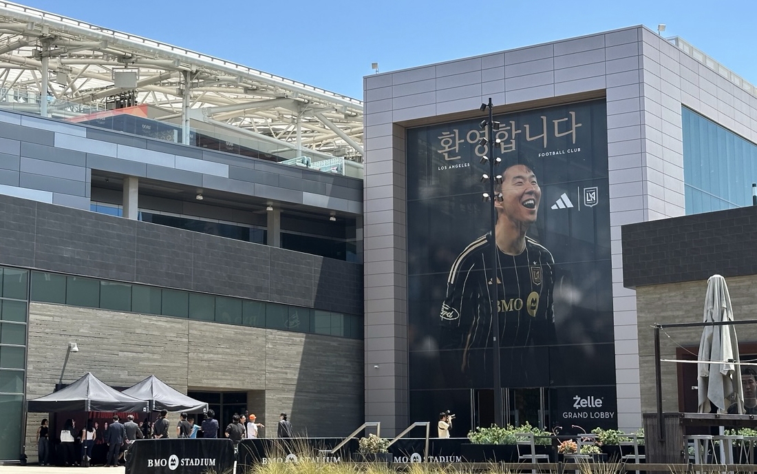 LAFC 홈구장에 걸린 손흥민 환영