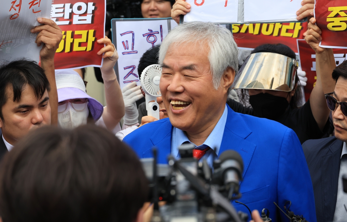 경찰이 올해 1월 발생한 서울서부지법 폭력 난동 사태에 연관됐다는 의혹을 받는 전광훈 목사와 사랑제일교회에 대해 압수수색에 나선 5일 서울 성북구 사랑제일교회에서 나온 전광훈 목사가 발언하고 있다.  연합뉴스