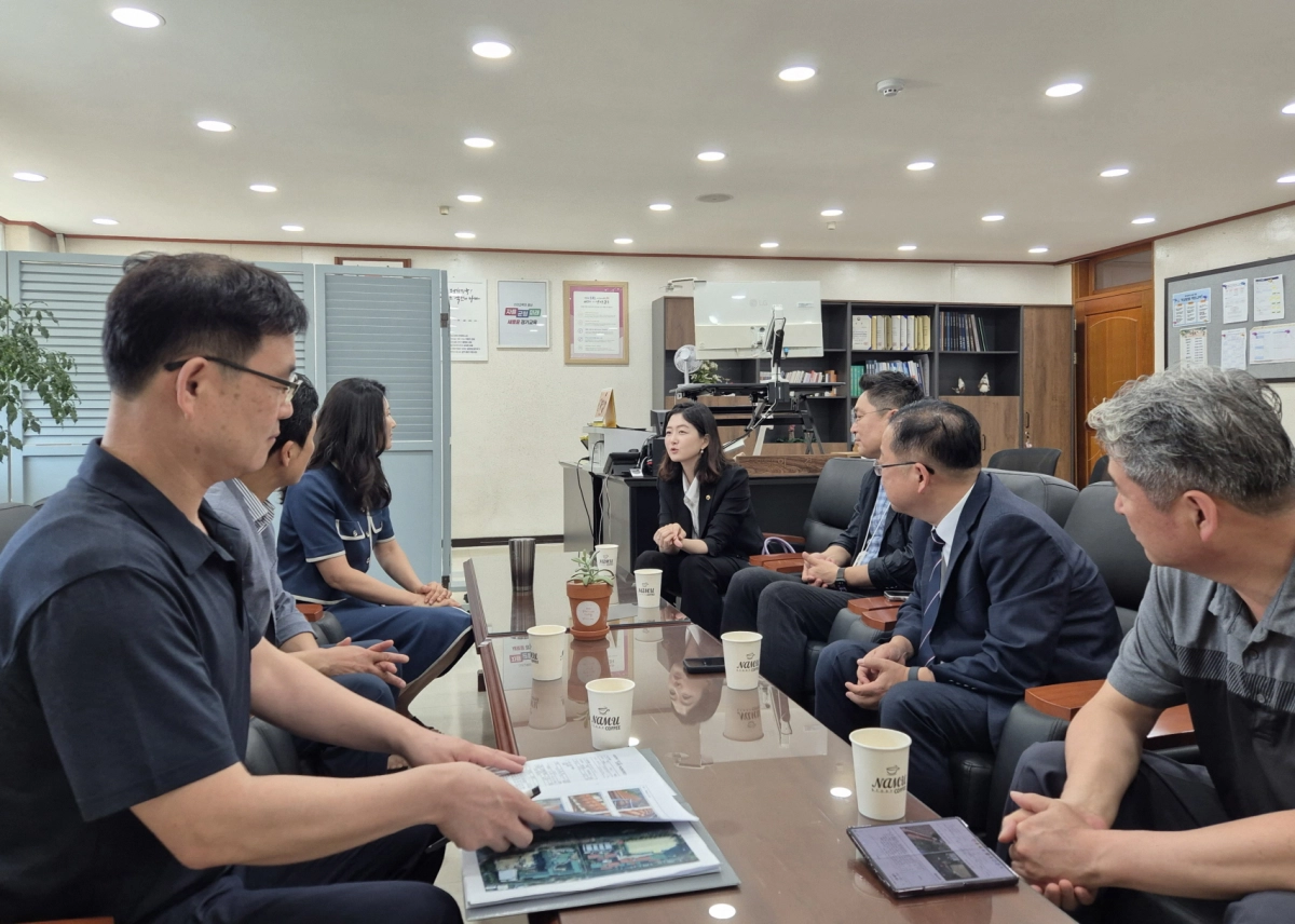 장윤정 의원(교육기획위원회). 8월 7일 안산 양지중학교 방문. 학교 옥상 지붕기와의 안전 실태 점검 및 경기도교육청 학교안전과, 시설과, 안산교육지원청 관계자들과 정담회 진행. (사진=경기도의회)