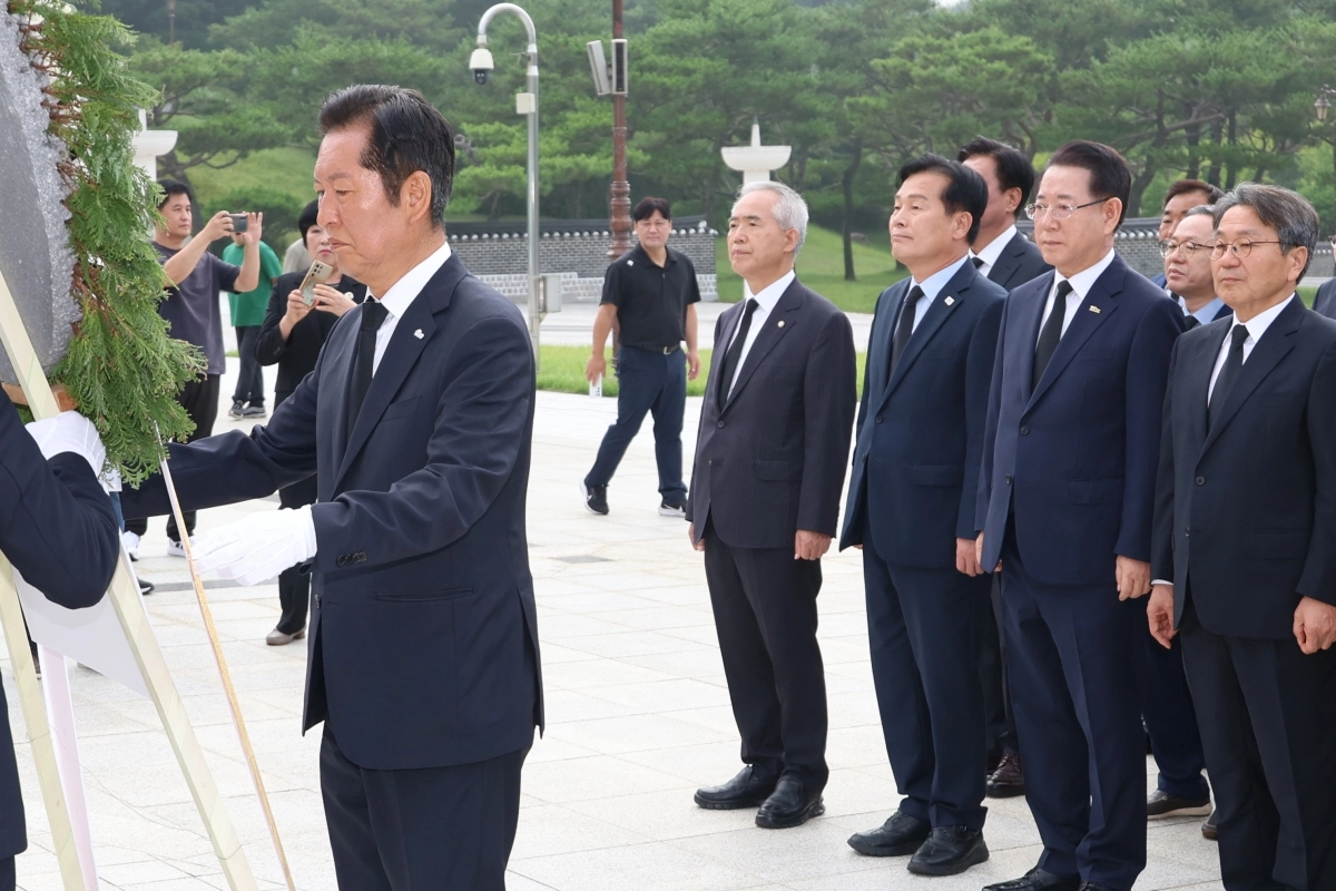 정청래 더불어민주당 대표가 8일 광주광역시 북구 국립 5·18민주묘지를 찾아 5·18민주항쟁추모탑에 헌화하고 있다. 2025.8.8 광주 연합뉴스