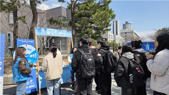 지난3월 부경대에서 열린 ‘ 찾아가는 순수365 음수차’ 시음 행사. 부산시 제공